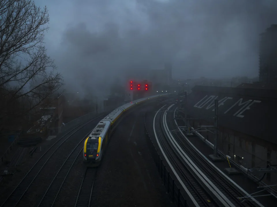 Entre rails et brumes