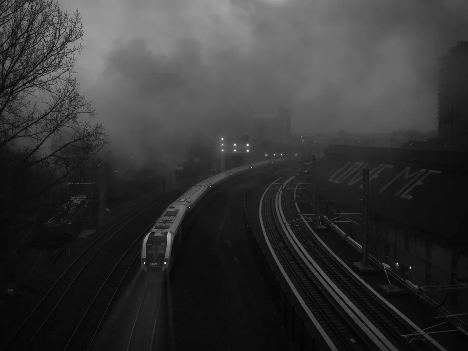Entre rails et brumes